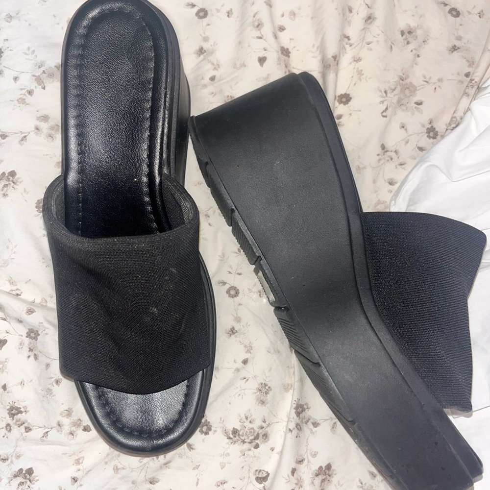 Chunky platform 90’s slinky sandals